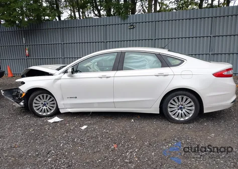 2015 Ford Fusion Hybrid Se z USA, uszkodzony, nr VIN 3FA6P0LU4FR202410